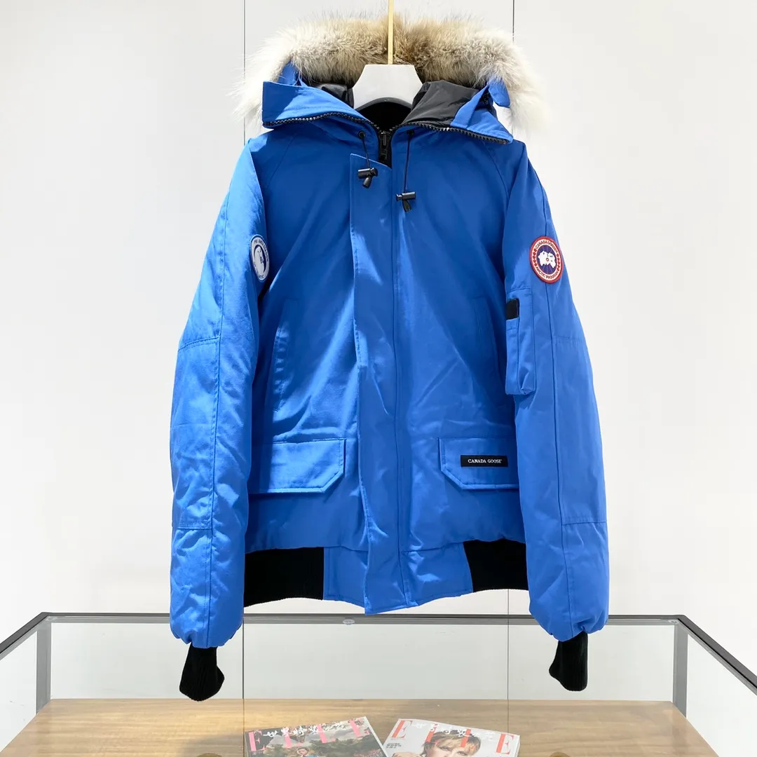 P760 Canada goose/Canada Goose 01 Couple Expedition Parka Down Jacket, authentic original version, you need to compare with the original to check it out at any time, all accessories are customized from the original factory 💯The softness and hardness of the fabric is compared with the original, and it can be restored by kneading at will (fabric misunderstanding: Fabrics with high hardness are not waterproof. Only when you buy the latest authentic version this year will you notice the softness and comfort of the fabric) 💯The down is synchronized with the authentic white duck down, fluffy and not lumpy. Electronically controlled velvet filling machine 💯Customized zippers with authentic YKK military-grade copper core zipper pullers, high hardness and no jamming 💯The fur collar is purchased from Western Canada coyote skin original customization 💯All workmanship and wiring are controlled by workers with more than ten years of experience. They must be horizontal and vertical, and are not allowed to twist. The inner wiring density is more sophisticated. Feel free to compare 💯Big goose label Collar label Washed label Hangtag Zipper cord Pocket label Back label, collar velvet, Velcro fasteners, cuffs, all details are updated simultaneously with genuine products. The best version, the most complete color matching, all kinds of battle products. Color: off-white, black, charcoal gray, navy blue, red, blue. Size: XS-XXL